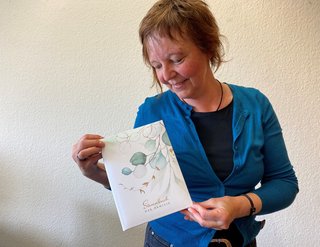 Standesbeamtin Anja Engel mit Familienstammbuch
